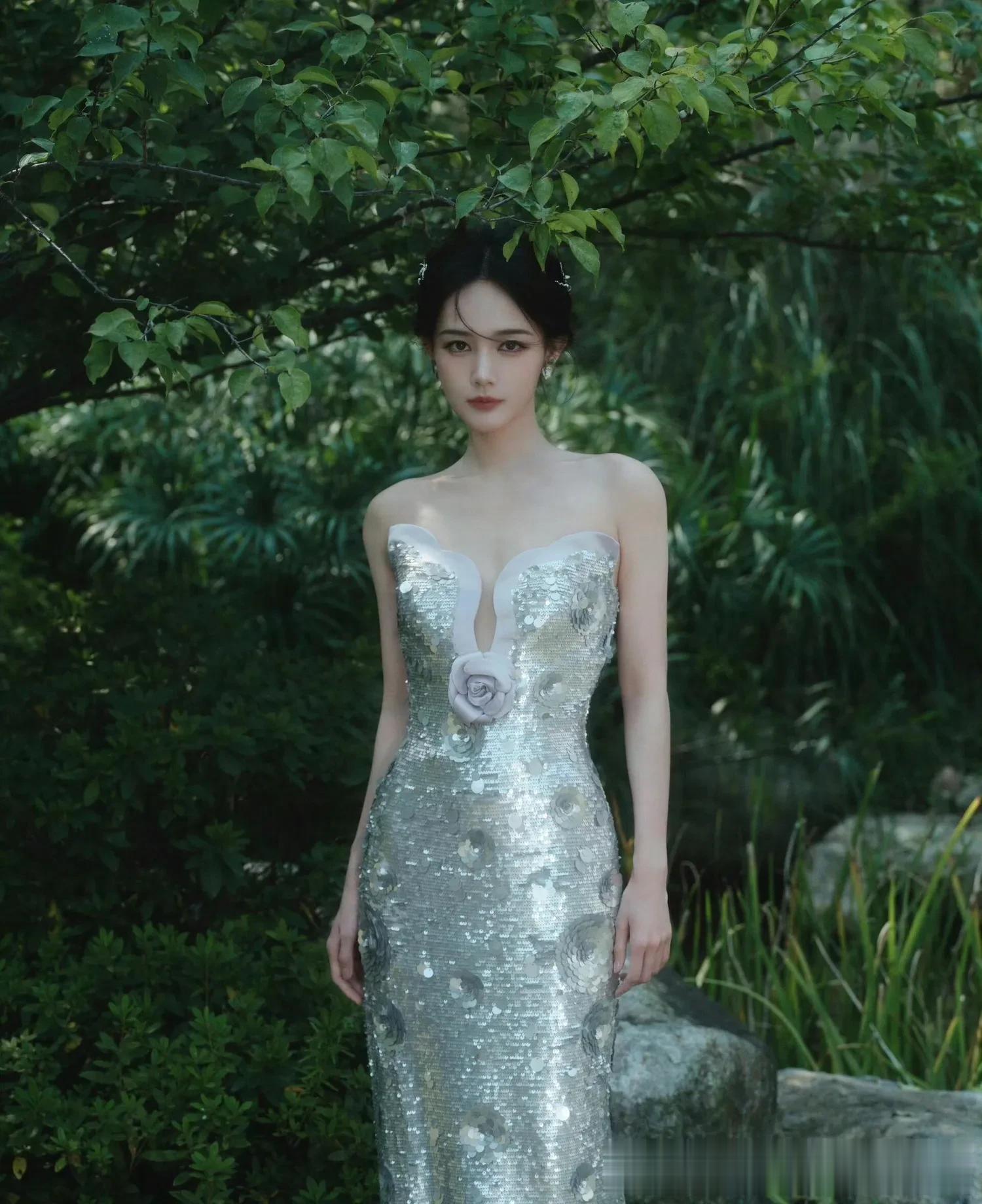 李一桐原来那么“有料”!银色鱼尾裙秀凹凸曲