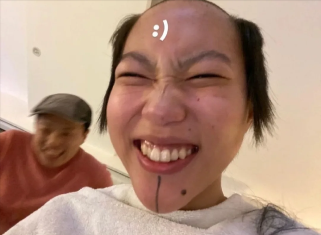 王菲大妞西班牙“低调炫富”，背8798元布包，手缠5圈念珠有说法