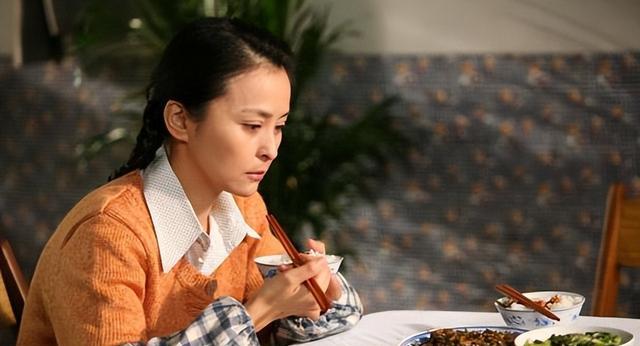 被前夫抛弃14年,她又当爹又当妈把儿子拉扯大,现在23岁气宇不凡