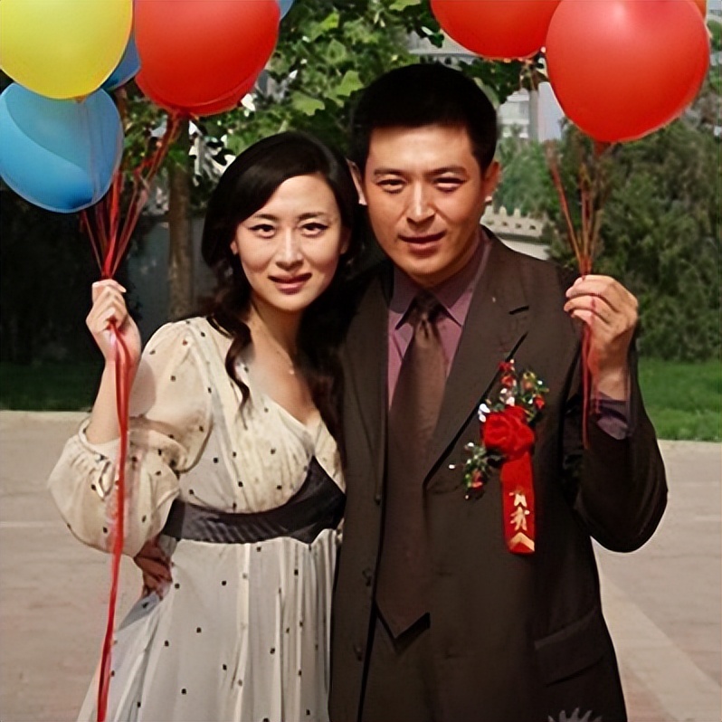 明着吃软饭?多次上春晚竟然全是老婆的功劳,结婚多年被拿捏死