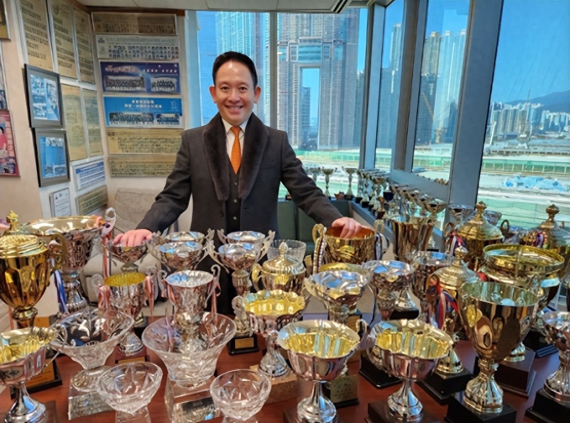 香港知名富豪紧急入院缝合12针，背景深厚，一年内遭遇4次意外