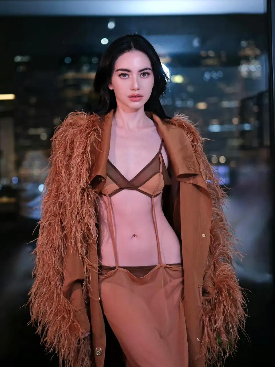 泰星Mai 10年前因为是混血但英语讲的不好，被网友议论，很受打击