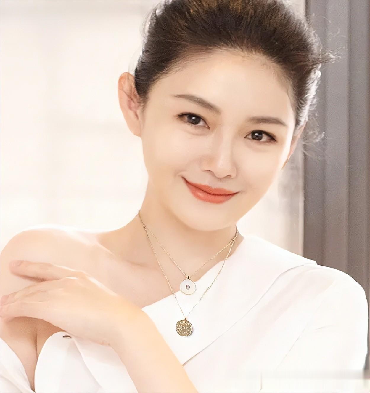 S妈手捧金钟奖落泪！家中大S遗像疑曝光，相框旁放杂物惹争议