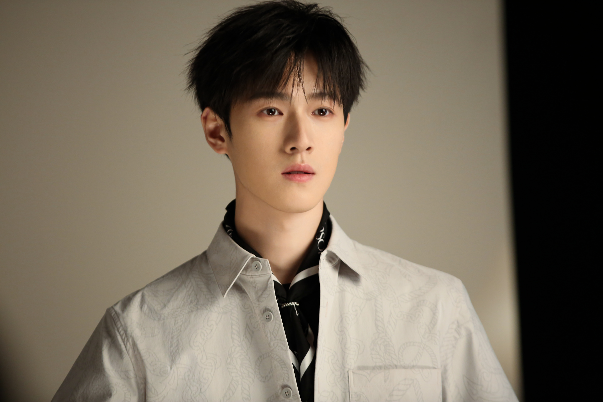 李昀锐身穿白背心下班，健康身材惹人羡慕，自律人生引发关注