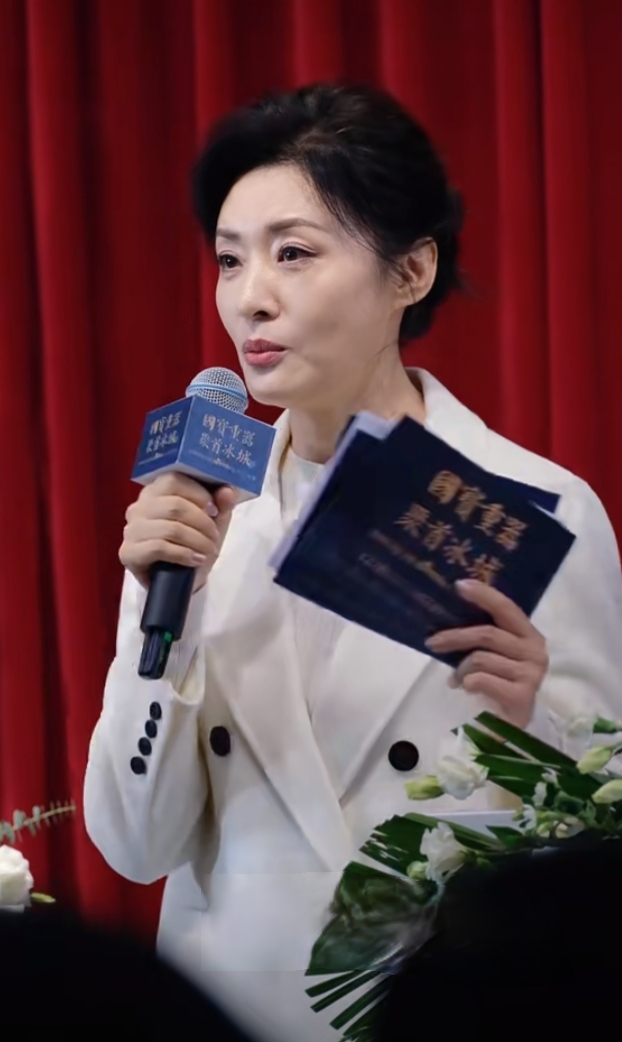 周涛一袭白西装主持国宝特展，优雅端庄尽显独特气场