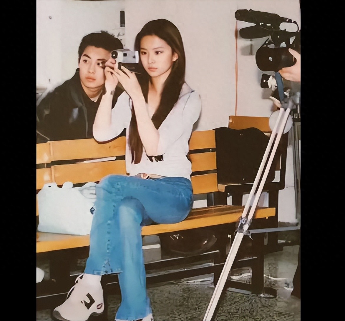 往事如烟：刘亦菲朱亚文大学青涩照，画面感十足！