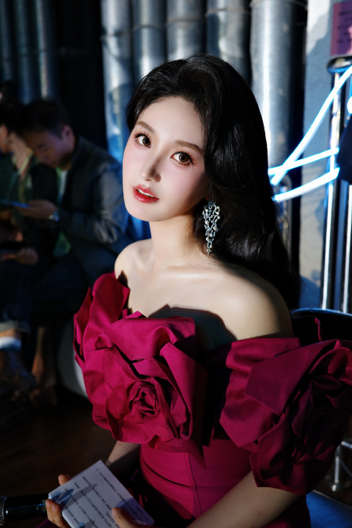 主持人严尚嘉今日主持风采，玫红色裙子穿搭好有气质