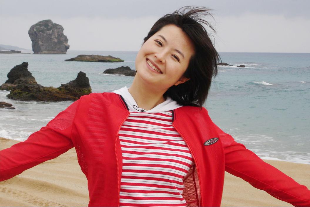 辞去央视工作，嫁大18岁李铁为妻，如今52岁张泉灵已走上另一条路