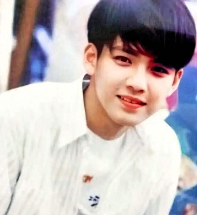 52岁钟汉良近照曝光，摆摊卖菜白发藏不住，状态引唏嘘