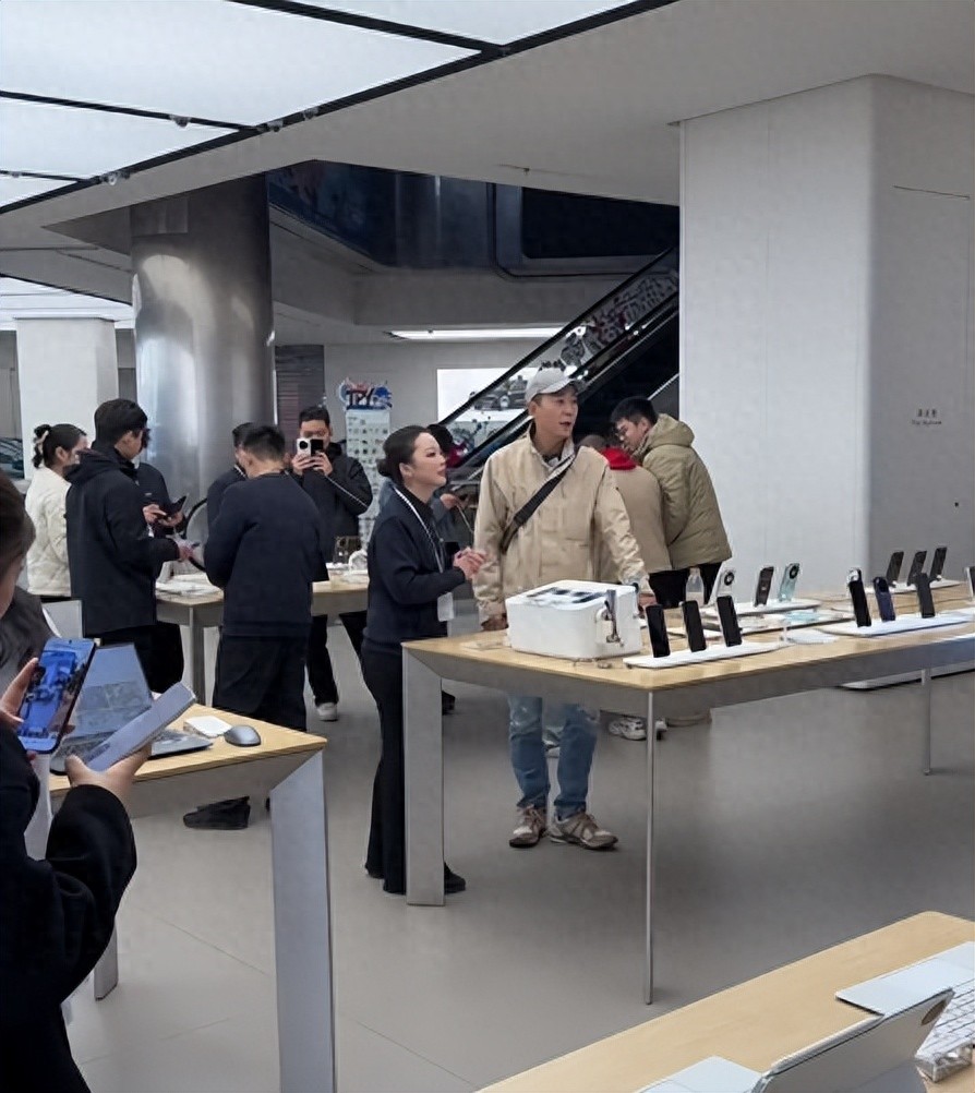 55岁戴军现身上海买手机，定居泰国享受悠闲人生，和她成了新邻居