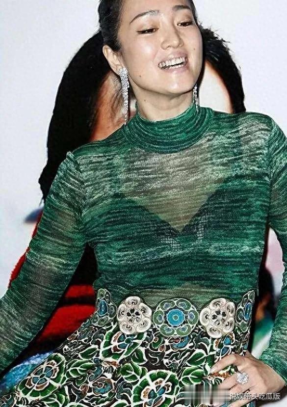 巩俐越老越敢穿！半透衫+刺绣长裙，不俗反而高级洋气！