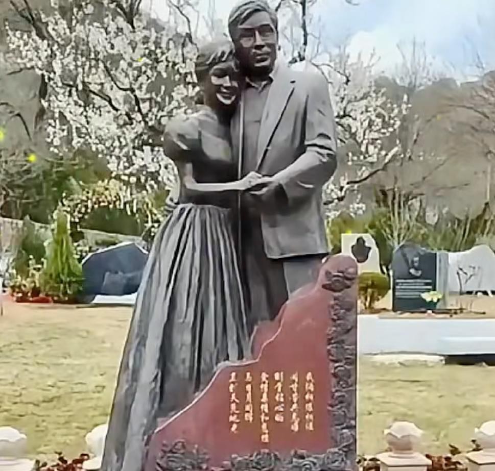 丈夫去世6年后，缺席四年春晚的李谷一已瘦到脱相，女儿相伴左右