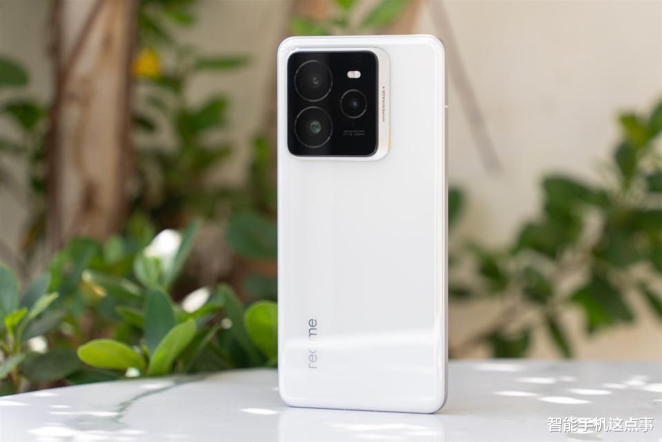 iQOO骁龙小直屏:明年上半年发布!真我GT8 Pro:携2亿潜望镜登场