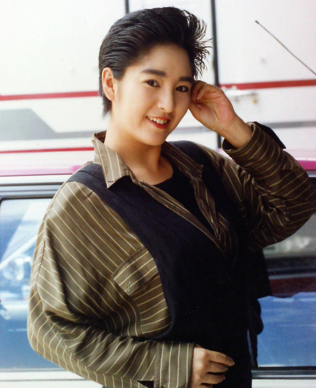 她爱上有妇之夫，偷偷生下两娃，如今孤独终老，孩子已在国外定居