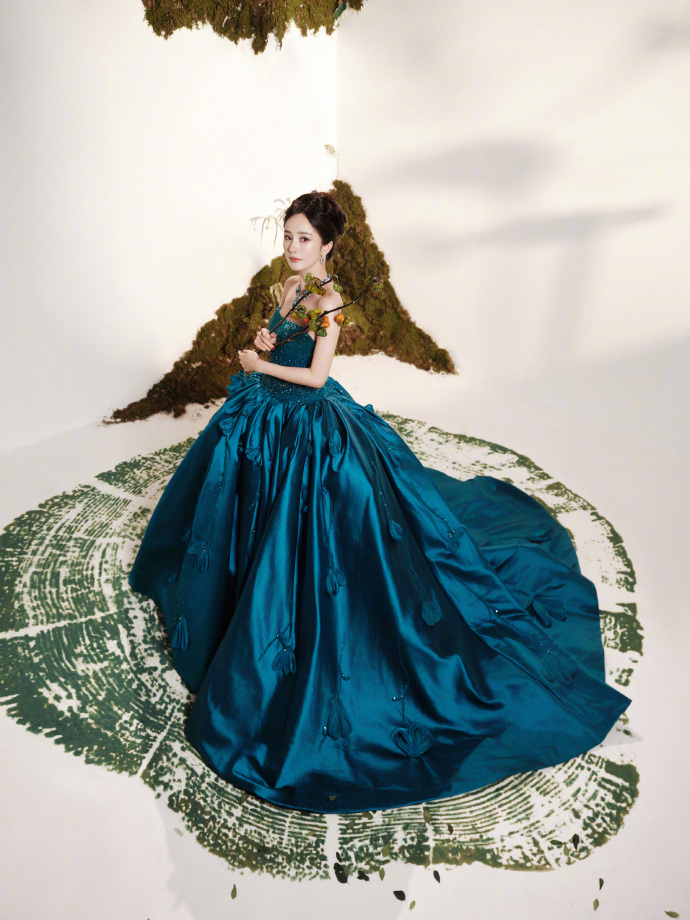 任花挣脱脉络,向上绽放,让每一次出发,嘟如花在野,杨幂向万物