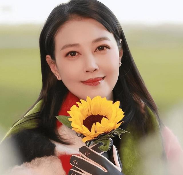 北京周海媚墓地：造型奇特，无儿无女，墓碑前刻着一句话令人深思