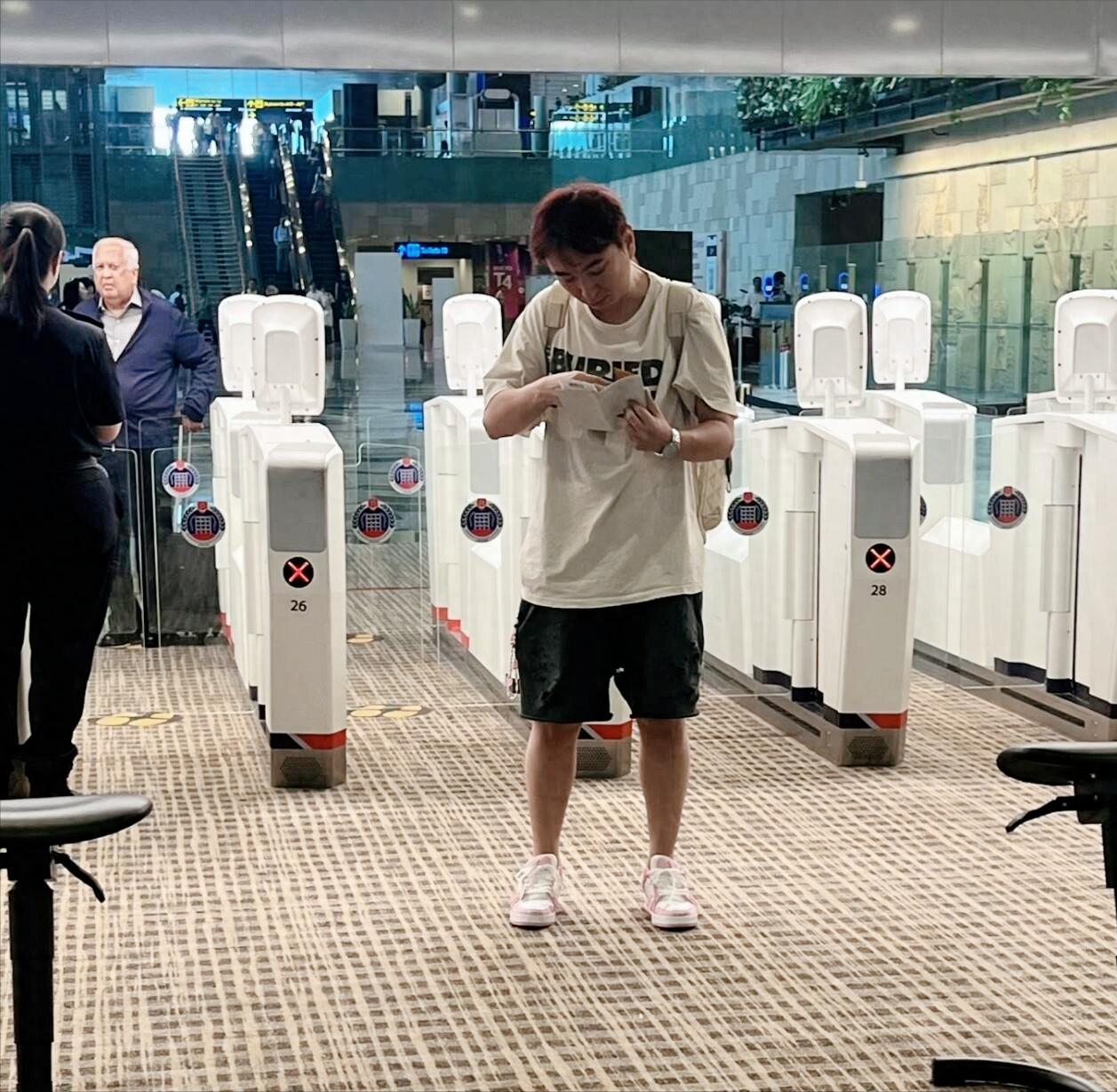 37岁王思聪现身新加坡机场，染红发扫脸过安检，模样有些狼狈！