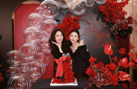 董璇46岁生日宴曝光!手捧蛋糕小腹隆起明显,张维伊站C位出风头