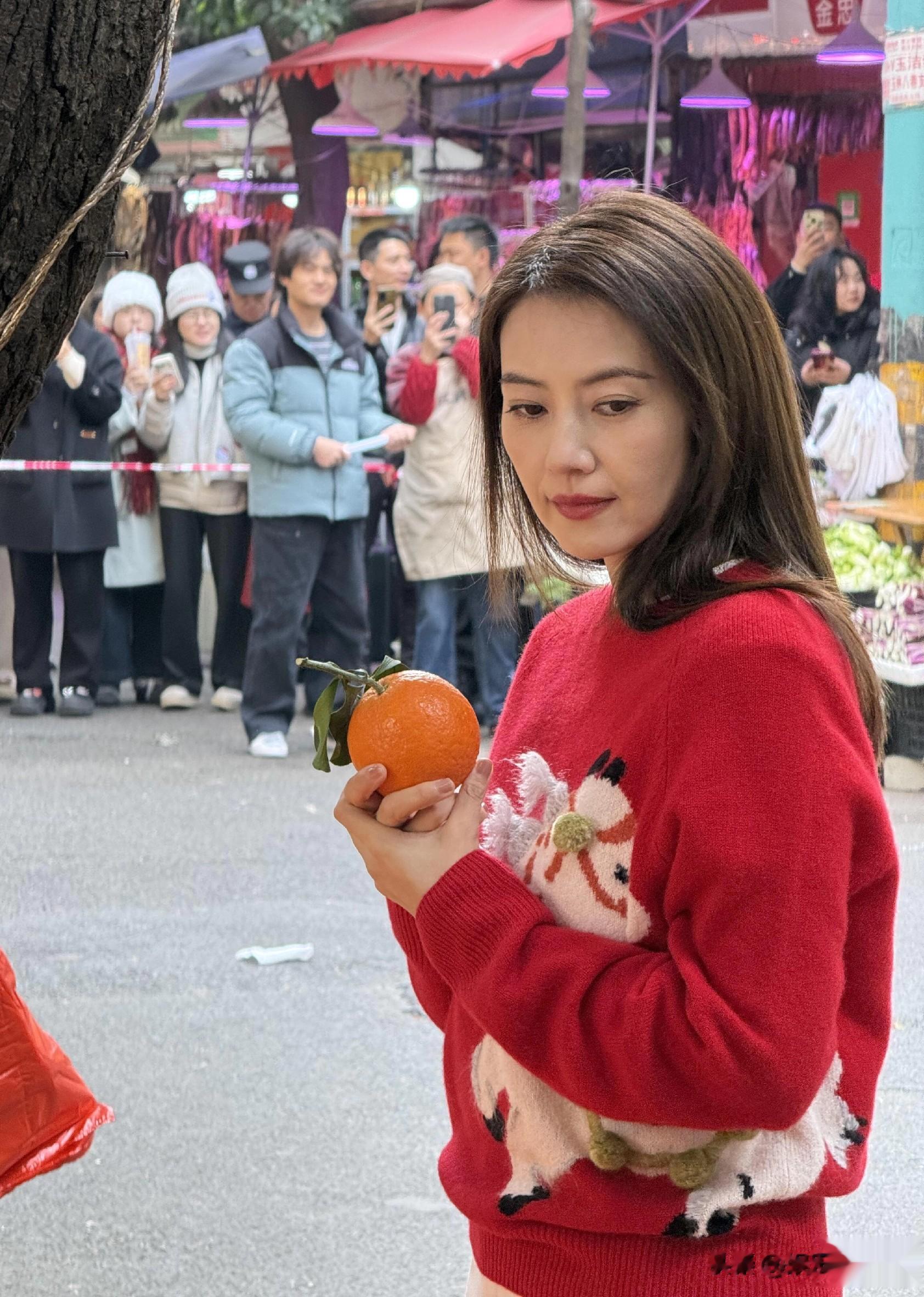 高圆圆成都街头被偶遇,穿红色毛衣好喜庆,46岁仍美得发光