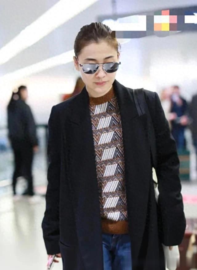 梅婷穿出70后想要的高级感！穿大衣+毛衣+牛仔裤，时髦保暖又洋气