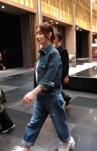 陈德容看不出是74年的人！穿牛仔外套+白T+牛仔裤，时髦又减龄！