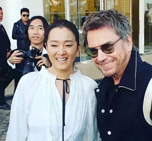 没想到，巩俐再婚6年，77岁老公用6个字评价妻子，比张艺谋更懂她