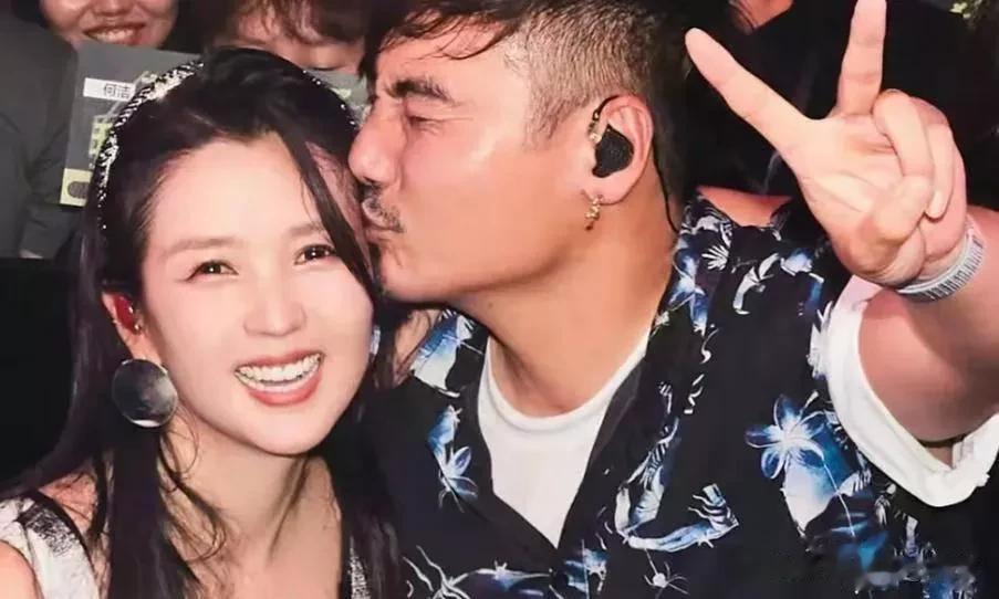 何洁和二婚老公刁磊，吃火锅被拍。怎么黑的油光锃亮，这眼光？