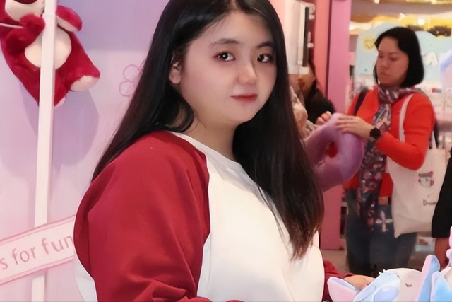 67岁胡慧中现身香港，带女儿看樱花，女儿身材臃肿，长相中等偏下