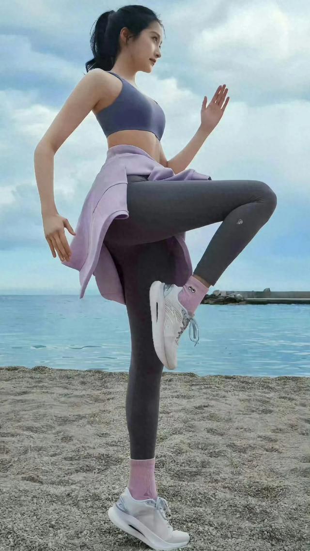 关晓彤穿瑜伽服，展现完美比例身材