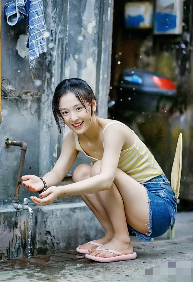 惊!当年青涩的武大校花,十年后樱花树下美得更惊艳