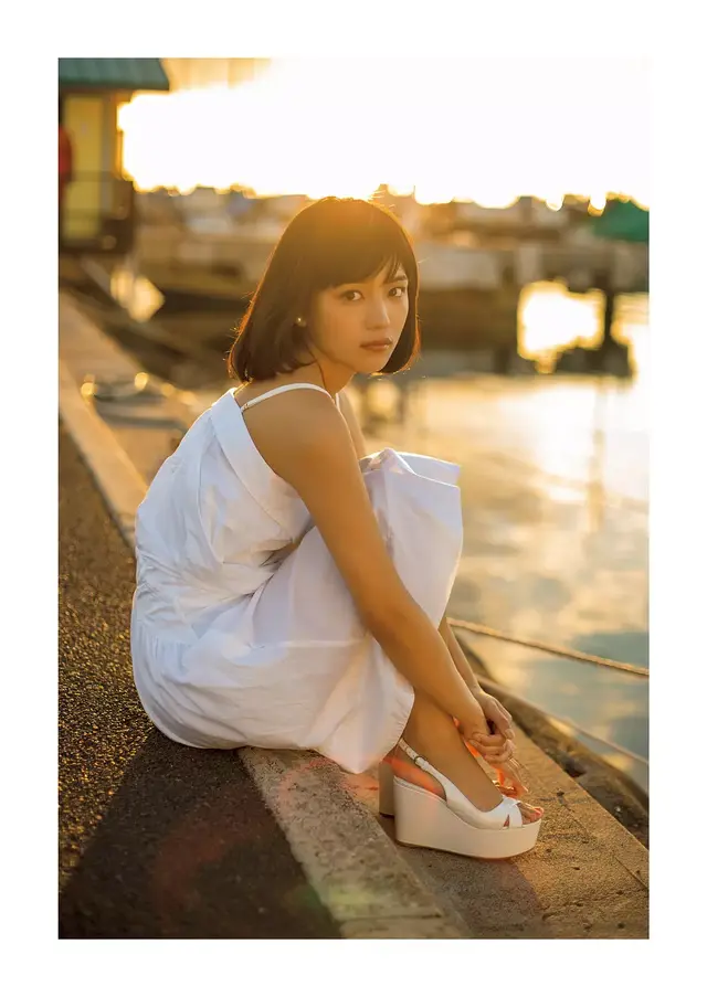 川口春奈:她是日本超典型的日本美少女 大眼圆脸,身材火辣辣