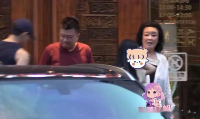 聚餐后张兰主动拥小玥儿入怀她双手僵硬放两旁显疏离祖孙不太熟