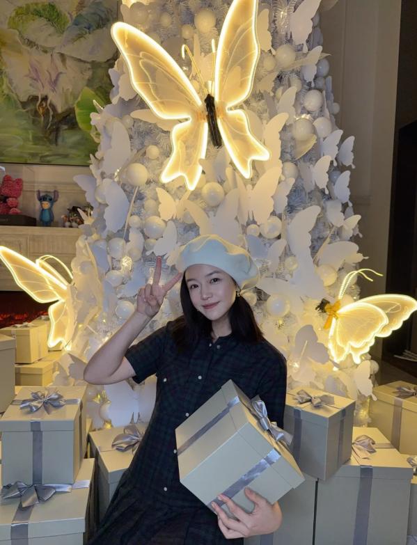 陈妍希带儿子和好友过圣诞！9岁小星星穿红色毛衣，机场还被偶遇