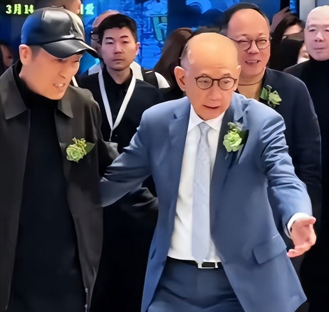 真有面！英皇集团北京开新店，业内大佬齐聚一堂，成龙老年斑抢眼