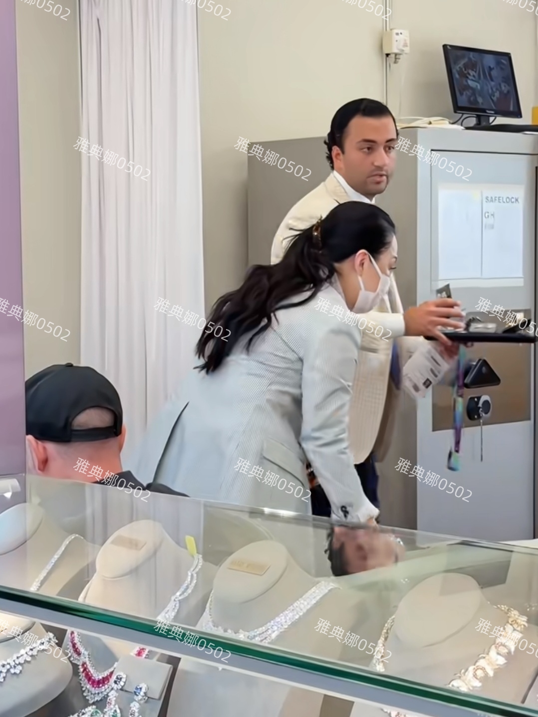 章小蕙到底哪里好看有魅力?本人长相普通膀大腰圆体重至少140斤!