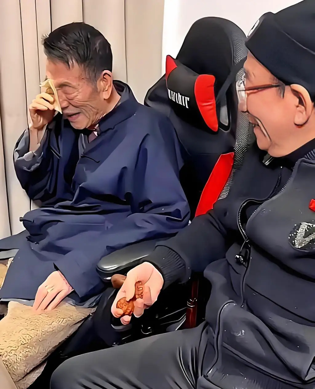 78岁侯耀华现状曝光，住大别墅没请保姆又脏又乱，待客仅有一碗面