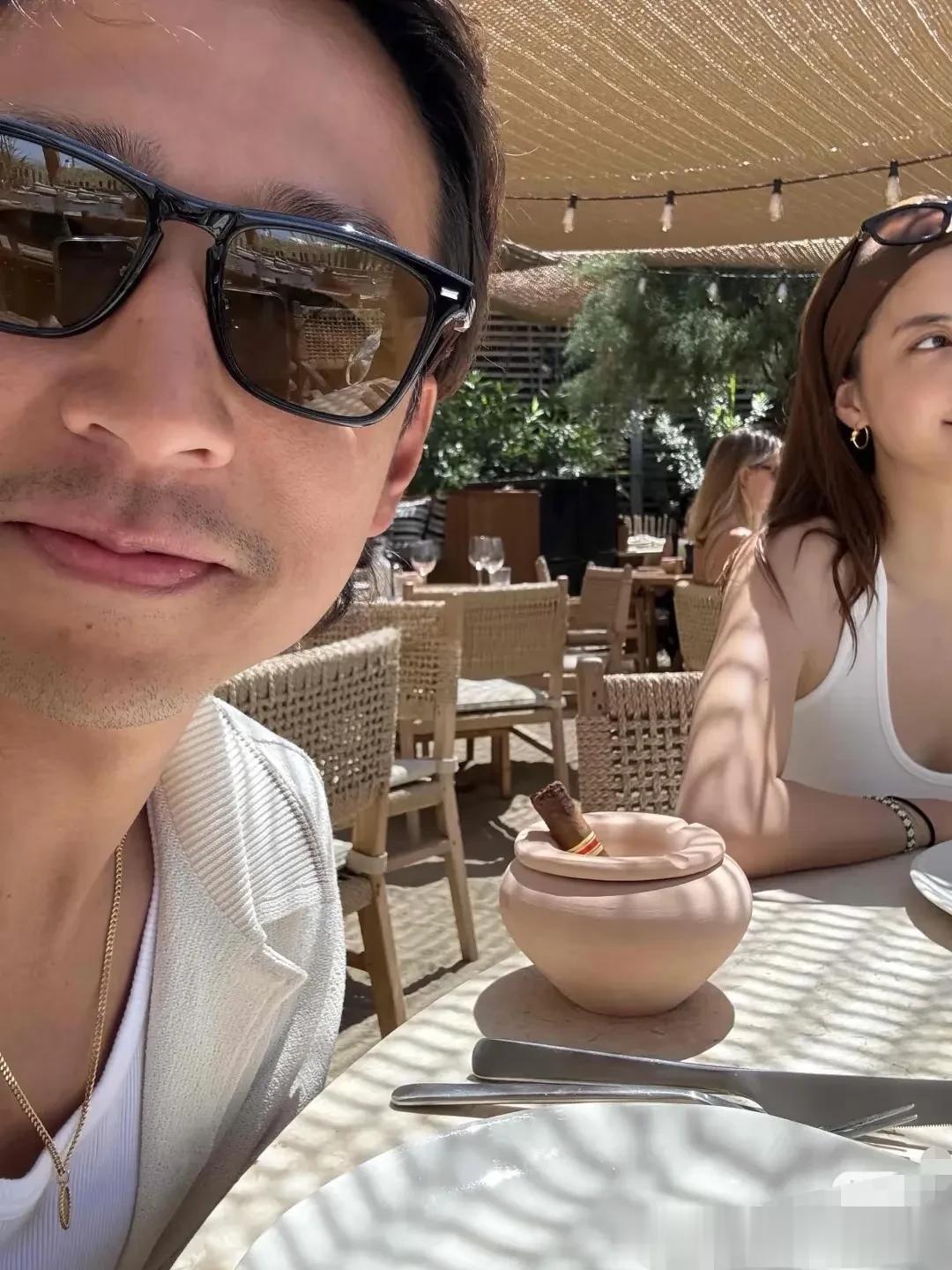 吴千语和老公施伯雄国外度假,小两口超级甜蜜像新婚夫妻!