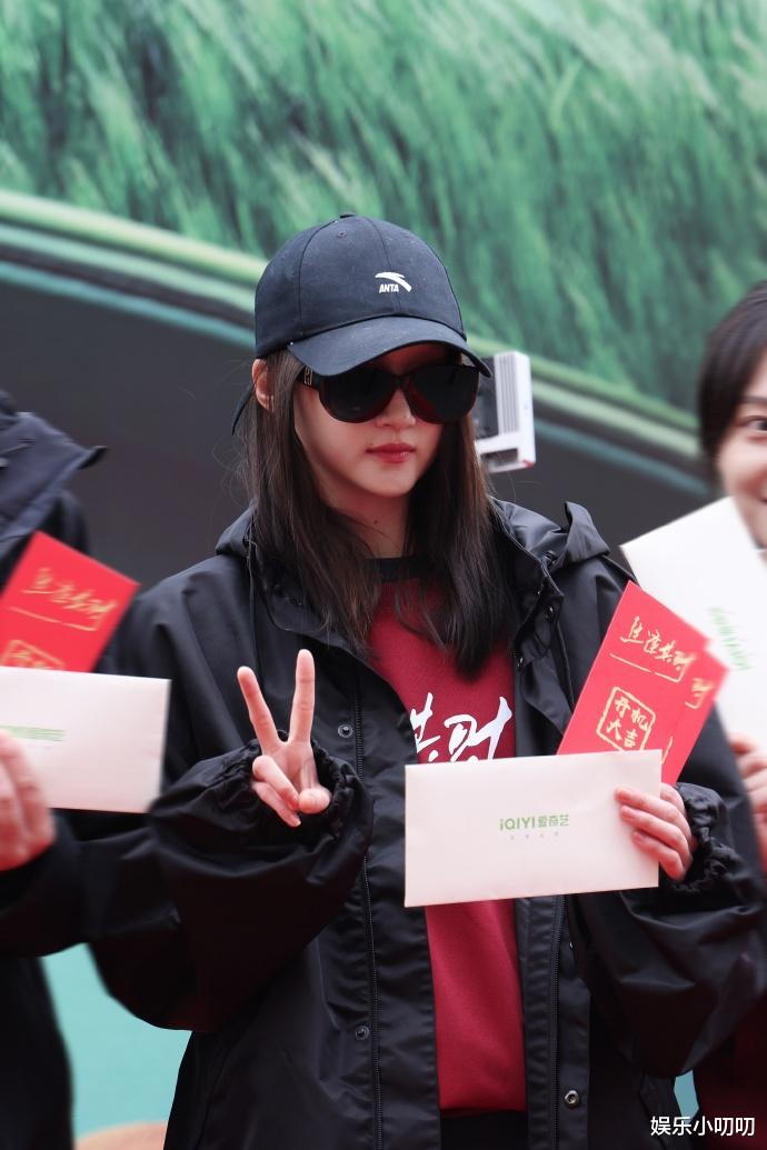 猜测不断！鹿晗关晓彤前后现身寺庙，穿着形态尽显默契！