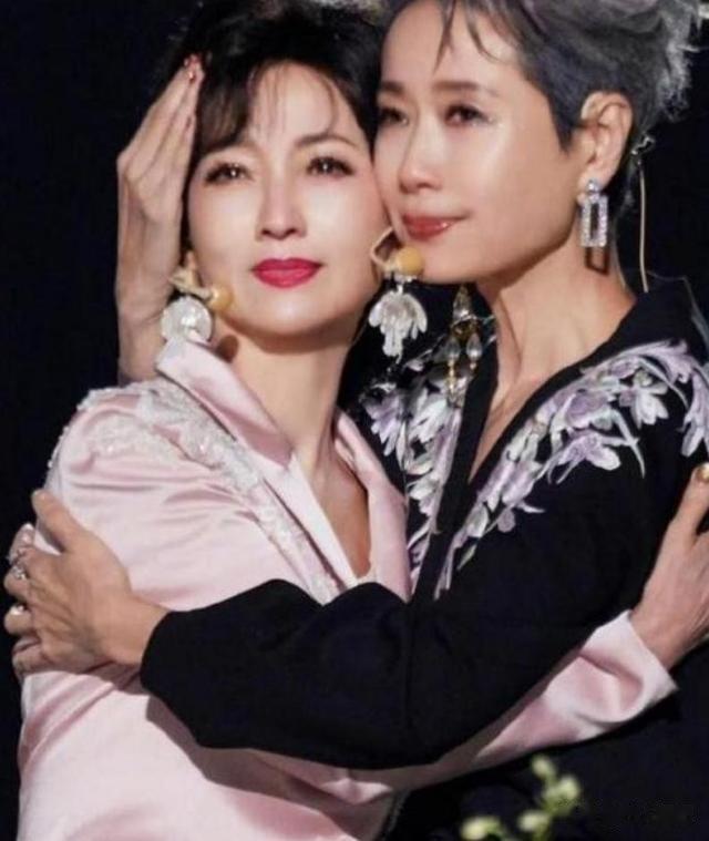 赵雅芝直播间被骂一把年纪还出来卖笑,气得手发抖还坚持介绍产品