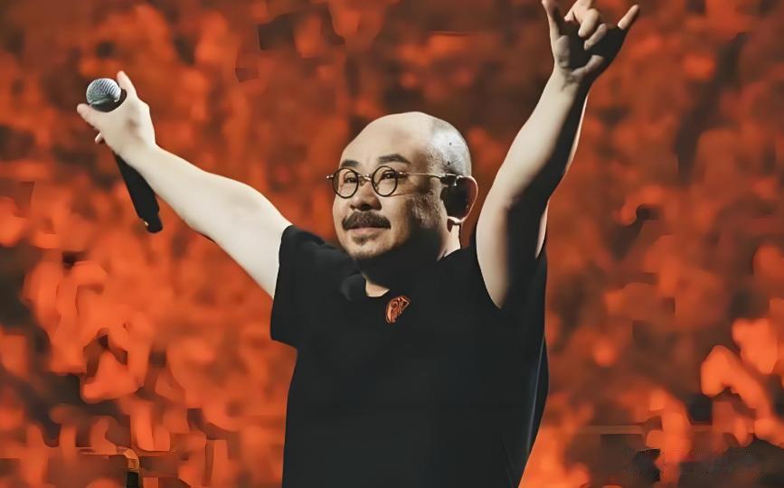 刀郎乌鲁木齐站放飞自我，四朵金花无一缺席，场外有免费伙食提供