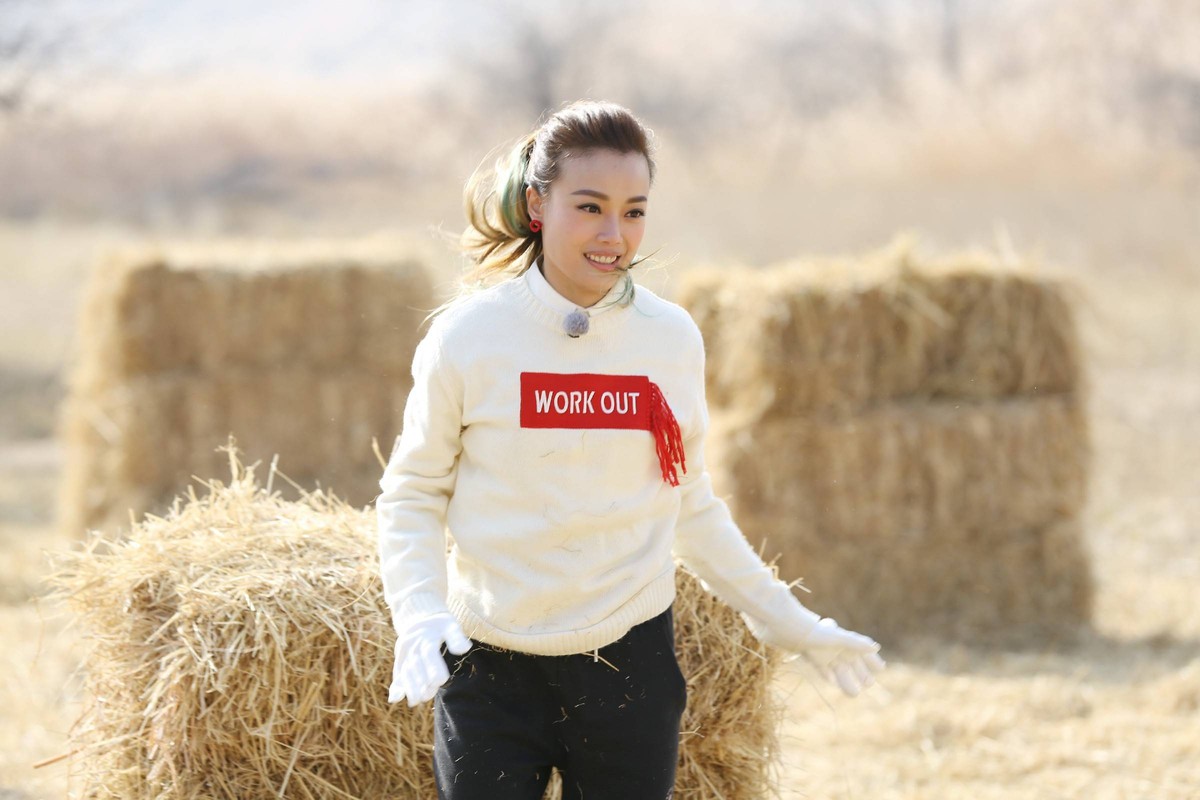 霍汶希不忍了,当众吐槽郑希怡脸大腿肥还偷吃,容祖儿遭牵连