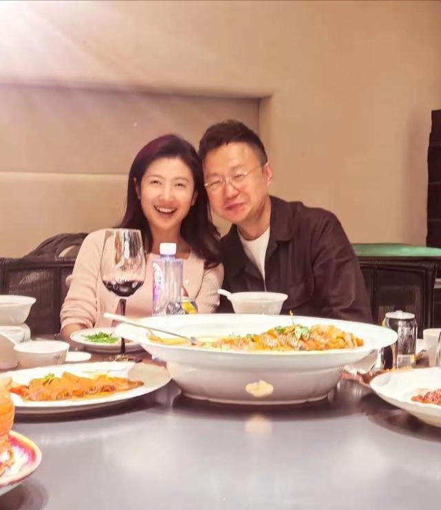 央视主持人春妮携家人回婆家！与二婚老公相处甜蜜，儿子罕见露脸