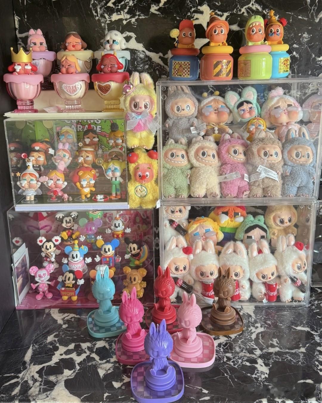 杜淳老婆晒衣帽间，几十条牛仔裤，帽子首饰一堆像批发，太能买了