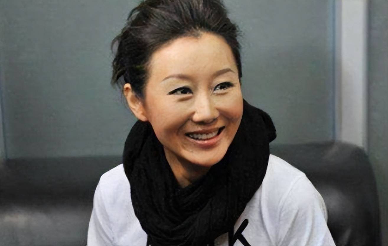 曾是安徽知名主持，三婚两离情定孙楠，如今定居农村，生活很惬意