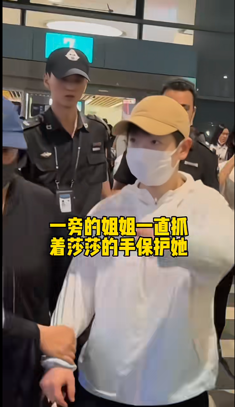 没想到昨天莎莎和哥又好配平，两人都戴帽子，一个卡其色一个黑色