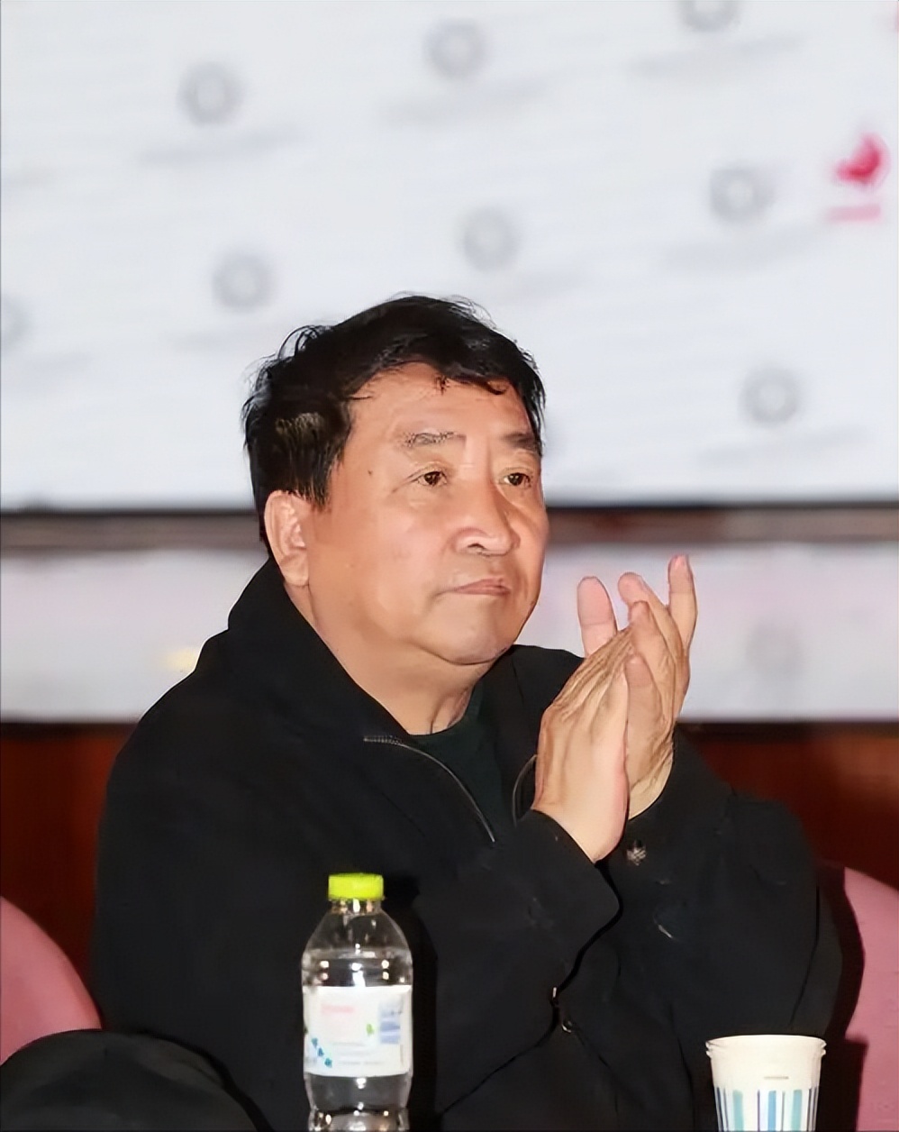 被曝美国过圣诞，关闭评论一言不发的姜昆，终不再顾忌所谓的体面