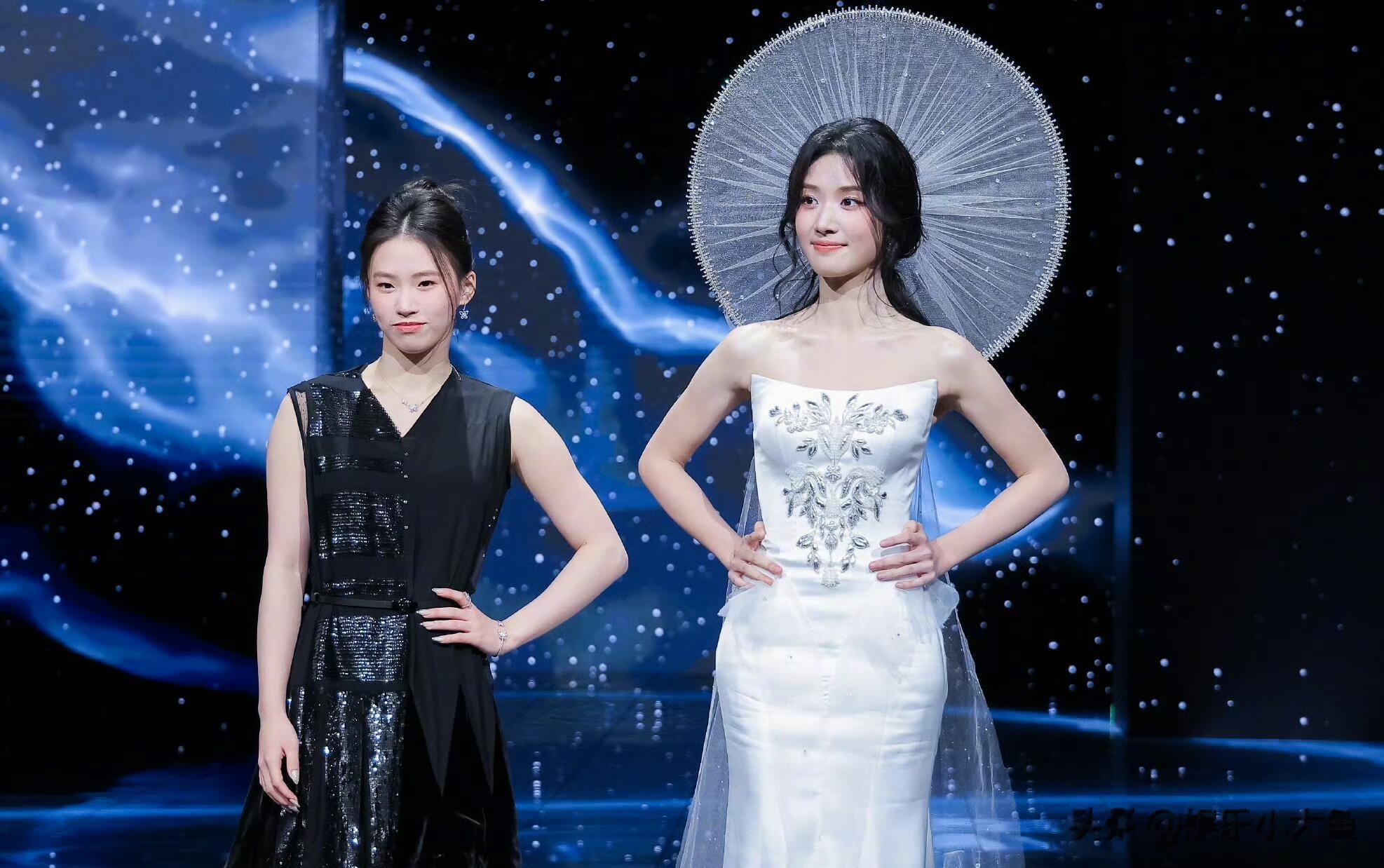 陈芋汐亮相微博之夜活动，穿黑色连衣裙蝴蝶耳环点缀 颜值不输明星