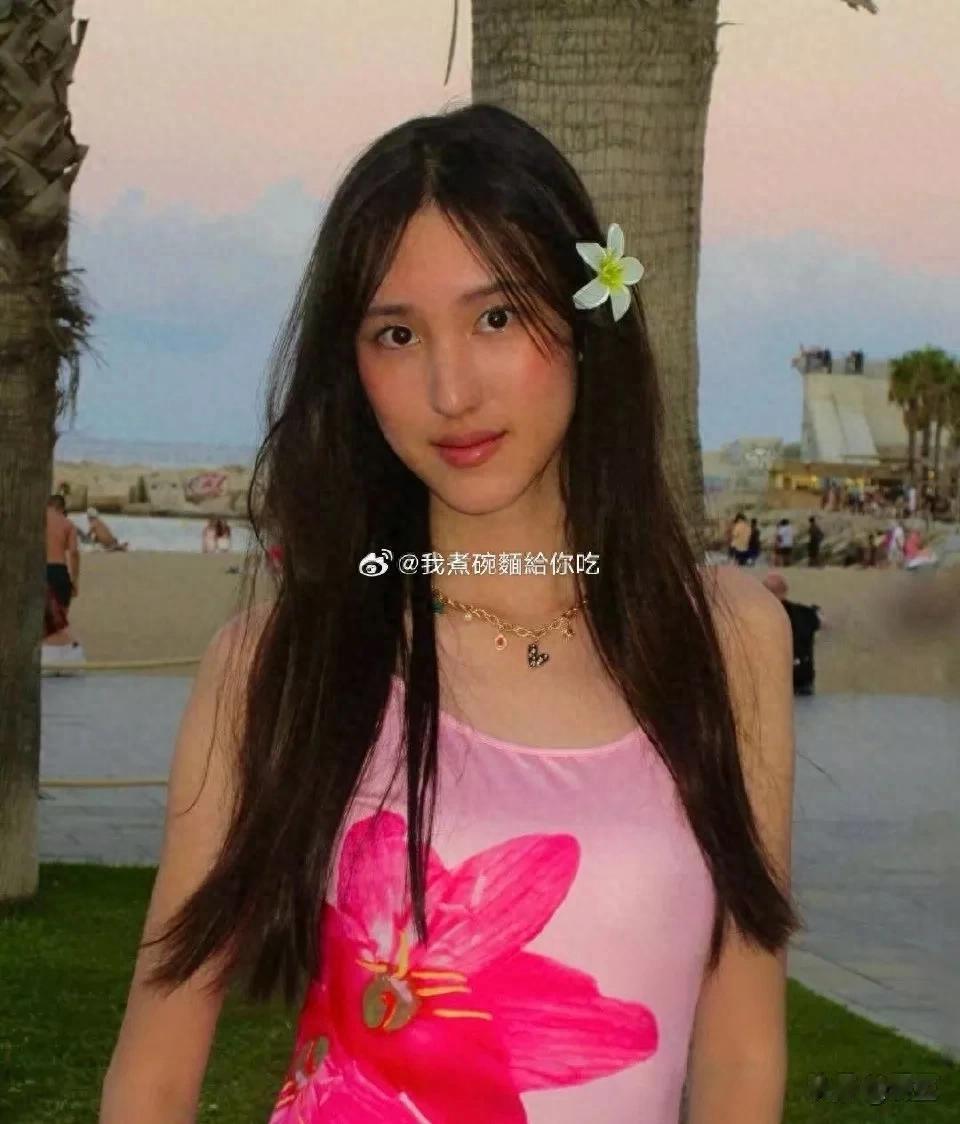 郭可盈林文龙女儿林天若 晒美照 ???长相成熟不出众 身材好天生衣架子