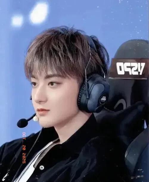 黄子韬现身健身房被偶遇，向网友点头微笑，网友：黄子韬素颜很帅