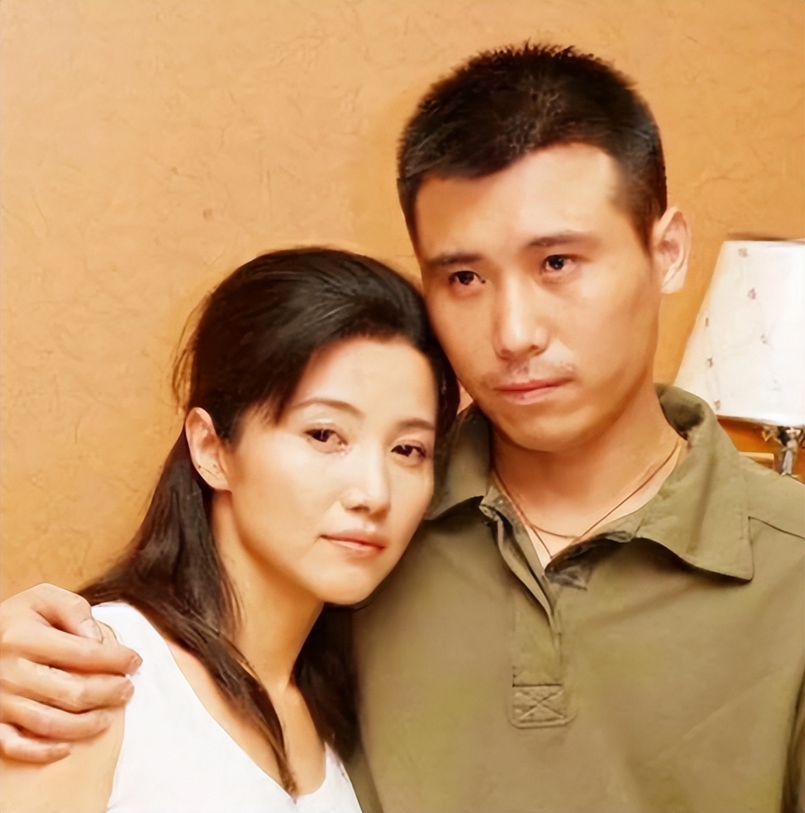 原来她就是李乃文的老婆,难怪隐藏得这么好,娶一个贤妻旺三代